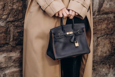 Paris, Fransa - Ekim, 3, 2021: Kadın el çantası takıyor Hermes Kelly, sokak tarzı detaylar.