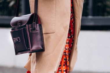Paris, Fransa - Ekim, 3, 2021: Kadın el çantası takıyor Hermes Kelly, sokak tarzı detaylar.