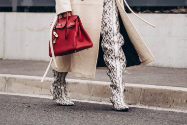 Paris, Fransa - Ekim, 3, 2021: Kadın el çantası takıyor Hermes Kelly, sokak tarzı detaylar.