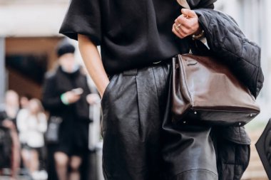 Paris, Fransa - Ekim, 3, 2021: Kadın klasik çanta giyiyor Kelly Hermes, sokak tarzı detaylar.