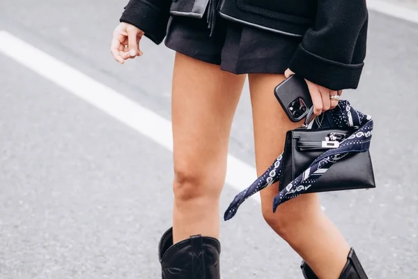 フランス 2021年10月3日 女性はハンドバッグエルメスケリー ストリートスタイルの詳細を身に着けている — ストック写真