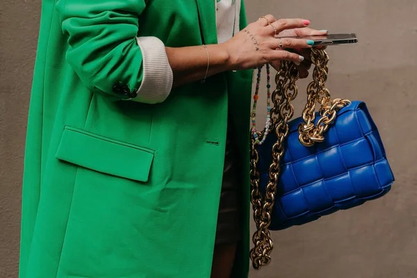 Paryż Francja Październik 2021 Kobieta Nosi Torebkę Bottega Veneta Niebieska — Zdjęcie stockowe