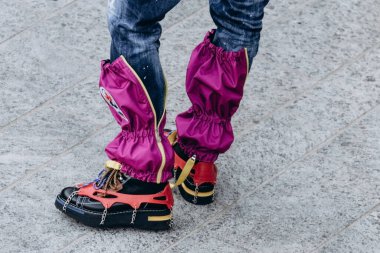 Milan, İtalya - 13 Ocak 2023: Erkekler Dsquared2 kramponları giyer ayak bilekleri, sokak tarzı detaylar