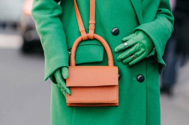 Milan, İtalya - 27 Şubat 2022: Kadın deri alışveriş çantası giyiyor, sokak tarzı detaylar.