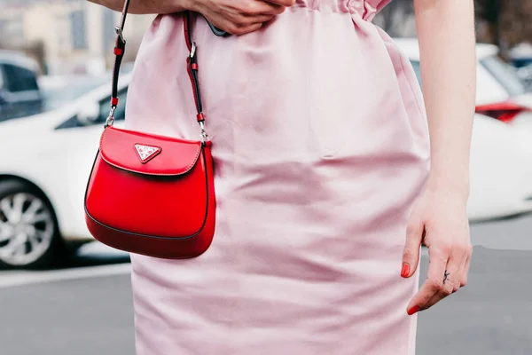意大利米兰 2022年2月24日 女性穿着红色手提包 迷你包Prada Cleo 街道风格细节 — 图库照片