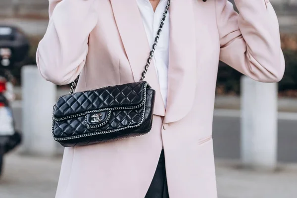 Μιλάνο Ιταλία Ιανουάριος 2023 Γυναίκα Φοράει Chanel Ανατολική Δυτική Αλυσίδα — Φωτογραφία Αρχείου