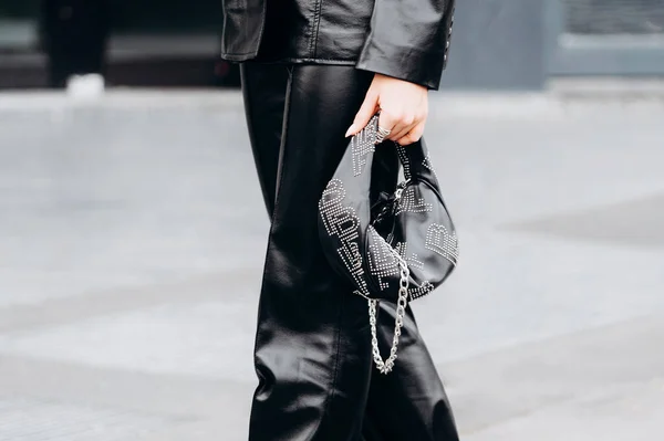 ミラノ イタリア 2022年2月24日 女性はクラッシュスタッド装飾のトートバッグを身に着けています — ストック写真