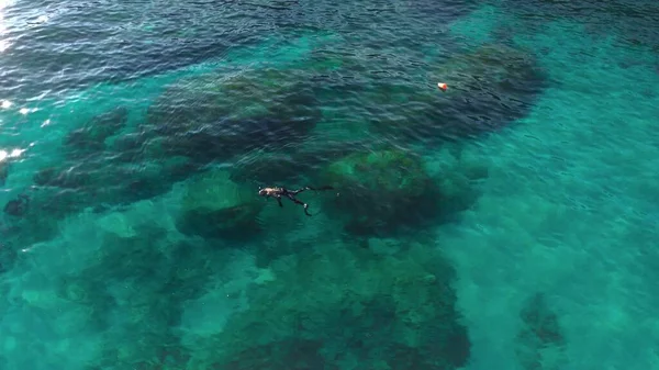 アルビゾラ イタリア 2021年6月13日 透明な浅いターコイズブルーの海でリグーリア海の海岸近くで水泳やダイビングをするダイバー ドローンからの空中ビュー サヴォナ州リグーリア州海岸 — ストック写真