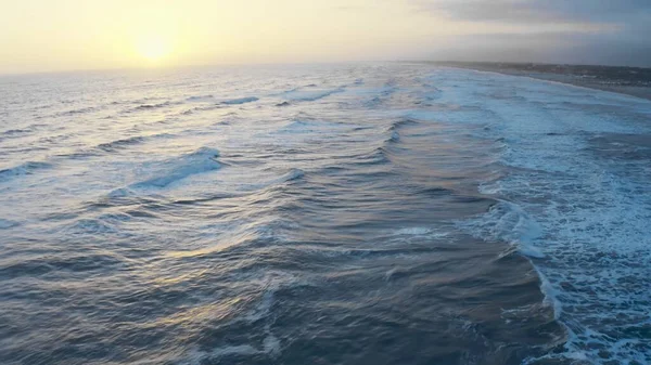 Naplemente Óceáni Hullámok Felett Átrepülve Tenger Felett Aranyórában Óriási Hullámok — Stock Fotó
