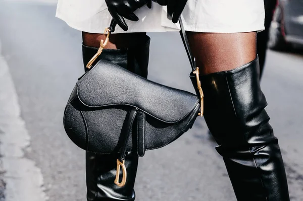 Milán Italia Febrero 2022 Mujer Lleva Puesto Bolso Dior Saddle —  Fotos de Stock