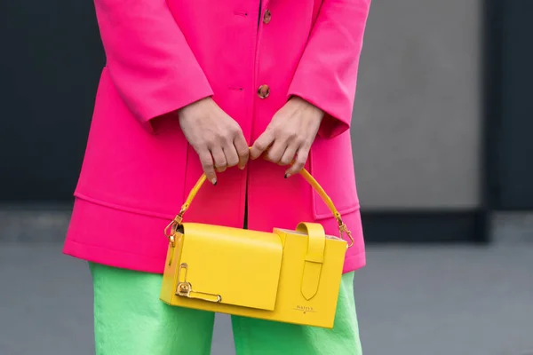 Μιλάνο Ιταλία Φεβρουάριος 2022 Γυναίκα Φοράει Κίτρινη Δερμάτινη Τσάντα Λεπτομέρειες — Φωτογραφία Αρχείου