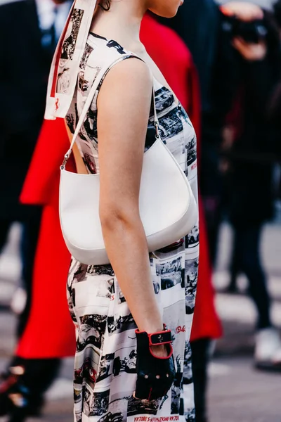 Mediolan Włochy Luty 2022 Kobieta Nosi Białą Torebkę Cleo Prada — Zdjęcie stockowe