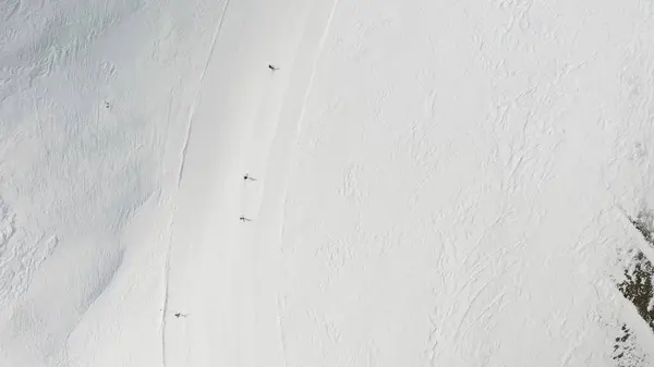 Emberek Snowboardoznak Síközpontban Síelők Snowboardosok Havas Hegyi Lejtőn Téli Szabadtéri — Stock Fotó