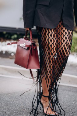 Paris, Fransa - Ekim, 3, 2021: Kadın el çantası takıyor Hermes Kelly, sokak tarzı detaylar.