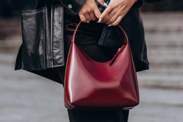 フランス 2021年10月3日 女性はハンドバッグを身に着けているマンシュルガブリエルレザーショルダーバッグ ストリートスタイルの詳細 — ストック写真