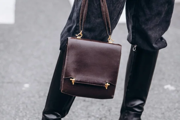 Paris France October 2021 Woman Wears Handbag Hermes Vintage Brown — Stock Photo, Image