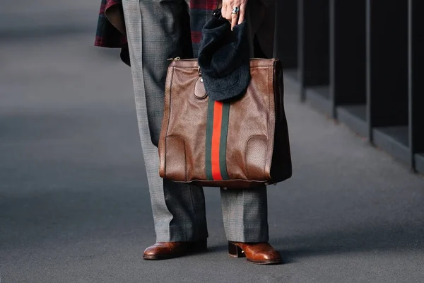 ミラノ イタリア 2023年1月13日 男性は茶色の革でハンドバッグレザーショルダーバッググッチ70年代署名ウェブトートバッグを身に着けている ストリートスタイルの詳細 — ストック写真