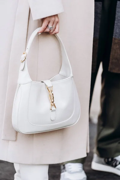 Μιλάνο Ιταλία Ιανουάριος 2023 Γυναίκα Φοράει Gucci Λευκή Μικρή Τσάντα — Φωτογραφία Αρχείου