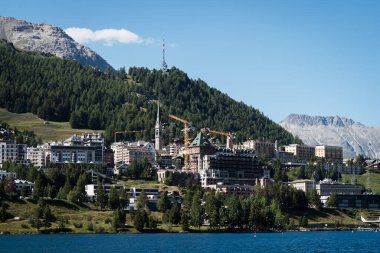 St Moritz, İsviçre - 25 Haziran 2023: Sankt Moritz St. Moritz 'de yaz kenti manzarası, Almancada İsviçre Alpleri: Sankt Moritz, İtalyanca: San Maurizio, İsviçre, ünlü kış ve yaz tatil beldesi