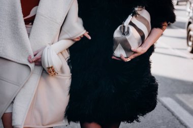 Milan, İtalya - 27 Şubat 2022: Kadın deri Fendi çizgili süet giyiyor İlk küçük çanta, sokak tarzı detaylar