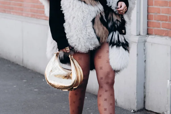ミラノ イタリア 2022年2月23日 女性は金の金属革を身に着けていますフェンディFendigraphy ストリートスタイルの詳細 — ストック写真