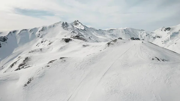 Mensen Snowboarden Skiën Het Skigebied Skiërs Snowboarders Rijden Besneeuwde Berghelling — Stockfoto