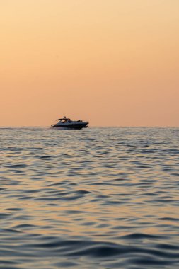 Yazın gün batımında yelkenli tekneli güzel bir deniz manzarası. Seyahat, hobi konsepti