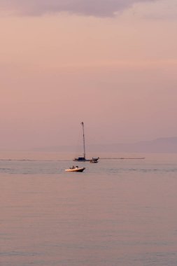 Yazın gün batımında yelkenli tekneli güzel bir deniz manzarası. Seyahat, hobi konsepti