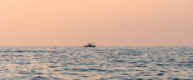 Yazın gün batımında yelkenli tekneli güzel bir deniz manzarası. Seyahat, hobi konsepti