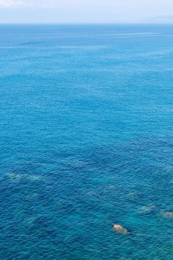 Yazın güneşli bir günde güzel bir deniz manzarası. Seyahat, hobi konsepti