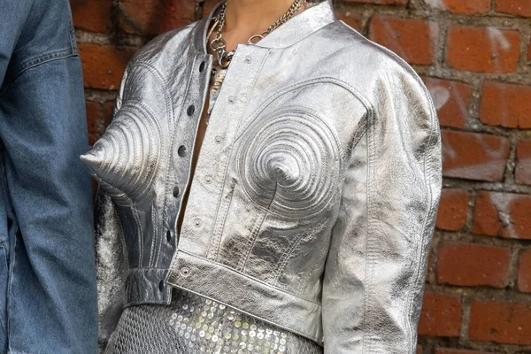 Milão Itália Setembro 2022 Mulher Vestindo Jaqueta Prata Cortada Combinando — Fotografia de Stock