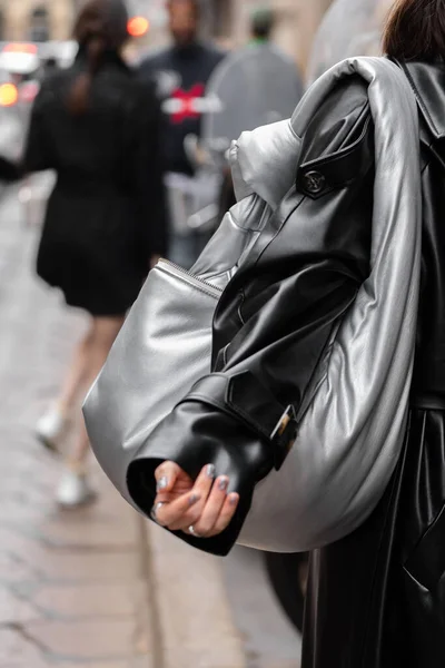 ミラノ イタリア 2022年9月21日 黒革のケープとシルバーの光沢のあるハンドバッグ ストリートスタイルの服の詳細を身に着けているスタイリッシュな女性 — ストック写真
