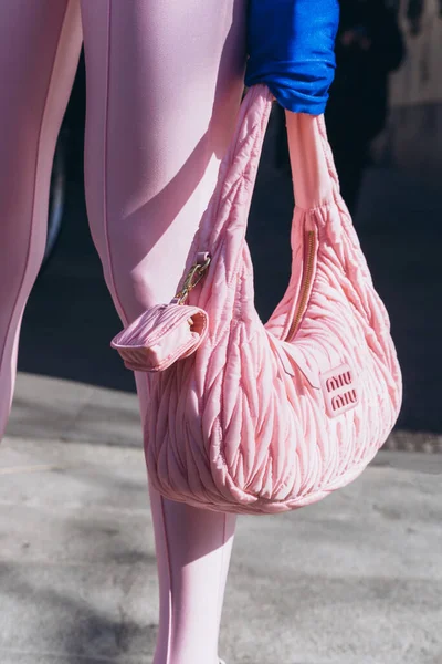 意大利米兰 2022年2月25日 女子身穿粉色Miu Miu Wander Matelasse Hobo袋装再生尼龙 街道风格细节 — 图库照片
