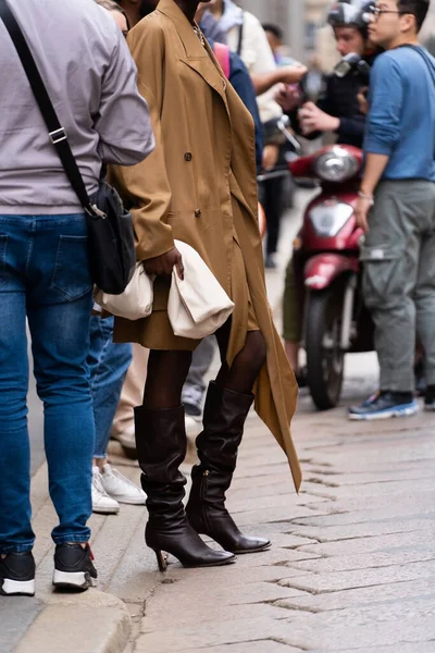 意大利米兰 2022年9月21日 穿着驼色外套 搭配裙子和裁剪上衣 棕色高跟鞋皮靴 手持米黄色皮包 街道风格服装的时尚女性 — 图库照片