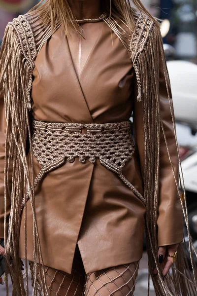 ミラノ イタリア 2022年9月21日 茶色の光沢のあるレザージャケットと編組メッシュ服 ストリートスタイルの服の詳細を身に着けている女性 — ストック写真