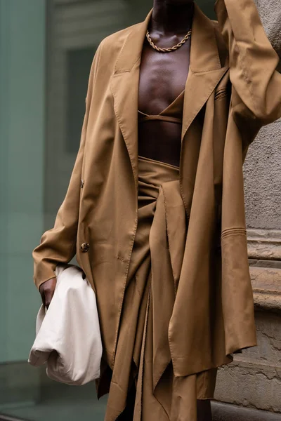 Milão Itália Setembro 2022 Mulheres Elegantes Vestindo Casaco Marrom Camelo — Fotografia de Stock
