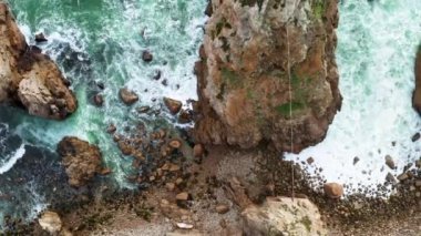 Yeşil manzaralı uçurumlar ve muhteşem kayalık kıyılar, Cabo da Roca, Portekiz, Avrupa anakarasının en batı noktası.