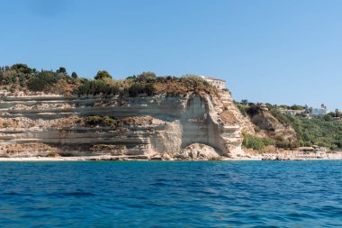 Güney İtalya 'daki kıyı şeridi manzarası. Güneşli bir yaz gününde tekneden manzara. Calabria kayalık kıyısı