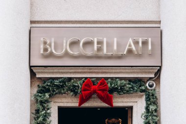 Milan, İtalya - 13 Kasım 2021: Moda kadınları giyim mağazası Buccellati 'nin ön logosu. Lüks mağaza