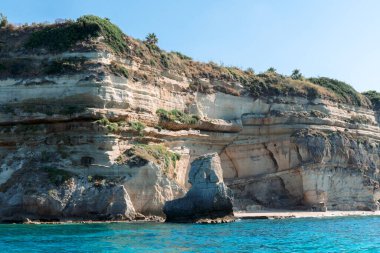 Güney İtalya 'daki kıyı şeridi manzarası. Güneşli bir yaz gününde tekneden manzara. Calabria kayalık kıyısı