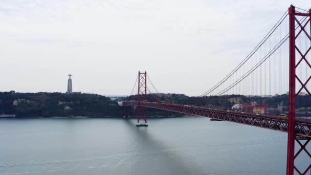 4月25日大桥 葡萄牙语 Ponte Abril 是一座横跨葡萄牙里斯本塔古斯河的悬索桥 — 图库视频影像