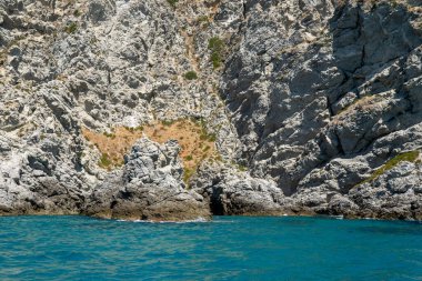 Güney İtalya 'daki kıyı şeridi manzarası. Güneşli bir yaz gününde tekneden manzara. Calabria kayalık kıyısı