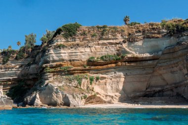 Güney İtalya 'daki kıyı şeridi manzarası. Güneşli bir yaz gününde tekneden manzara. Calabria, Scilla kayalık kıyısı