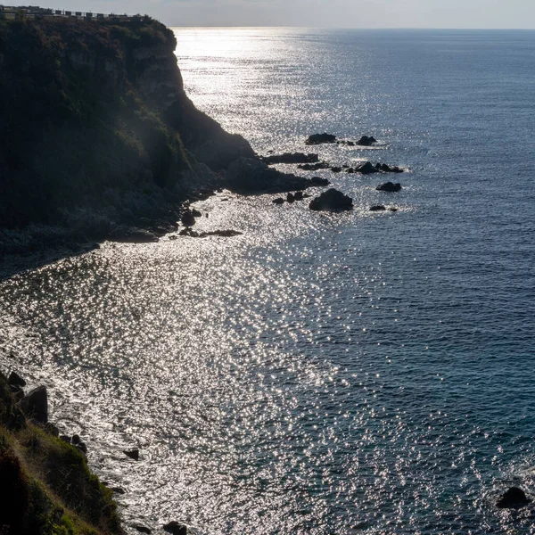 南イタリアの海岸線の眺め 晴れた夏の日に海を眺める上の崖からの景色 カラブリア海岸線と浸食された崖のビーチ — ストック写真