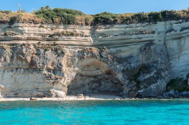 Güney İtalya 'daki kıyı şeridi manzarası. Güneşli bir yaz gününde tekneden manzara. Calabria, Scilla kayalık kıyısı