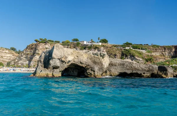 Güney İtalya 'daki kıyı şeridi manzarası. Güneşli bir yaz gününde tekneden manzara. Calabria kayalık kıyısı