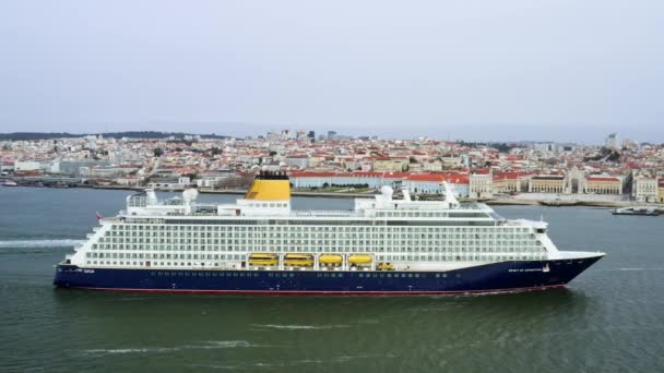 Lissabon Portugal Februar 2023 Luftaufnahme Eines Kreuzfahrtschiffes Das Den Tejo — Stockvideo