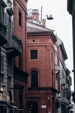 Milano 'nun tarihi bölümündeki binaların tepesine dikey bir bakış