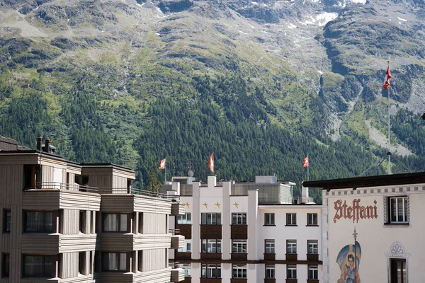 Svizzera Moritz Giugno 2023 Paesaggio Urbano Con Edifici Colline Alberi — Foto Stock