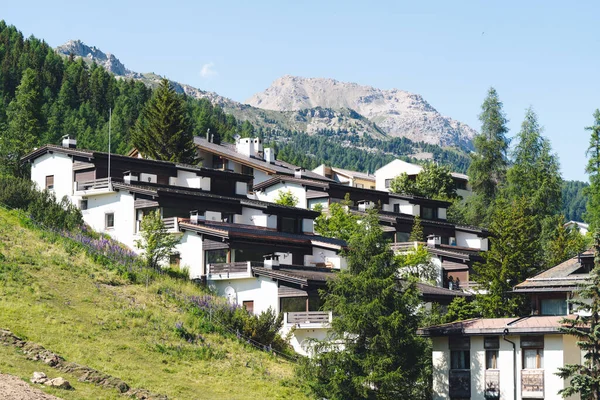 Szwajcaria Moritz Czerwca 2023 Krajobraz Miasta Budynkami Wzgórzami Drzewami Domy — Zdjęcie stockowe